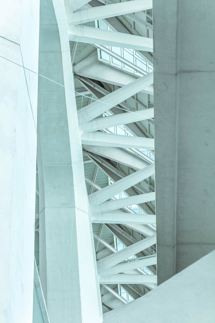 infraestructura de formigó blanc, arquitectònic, foto, edifici, arquitectura, estructura, blanc, concret, estructura construïda, a l'interior, cap gent, modern, dia, escala, metall, patró, vista d’angle baix, característica arquitectònica, vidre - material, passos i escales, marc complet, indústria, Color blanc, barana, 5K