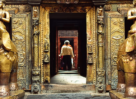 uomo, in piedi, davanti, Marrone, portone, giorno, color ottone, calcestruzzo, costruzione, uomo in bianco, manica, camicia, nero, pantaloni, camera, Asia, religione, tempio - edificio, architettura, culture, spiritualità, posto famoso, buddismo, induismo, cultura dell'est asiatico, India, antico, statua, viaggio, destinazioni di viaggio, storia, solo adulti, adulto, porta, retrovisore, struttura costruita, una persona, luogo di culto, Entrata, persone reali, credenza, uomini, arte e artigianato, rappresentazione, rappresentazione umana, colonna architettonica, ornato, 4K, CC0, dominio pubblico, privo di copyright