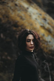 Frau, tragen, schwarz, Rollkragenpulli, schwarze Schildkröte, draußen, Menschen, eine Person, Natur, Erwachsene, junger Erwachsener, Frauen, Schönheit, wunderschönen, kaukasischer Abstammung, Mode, Porträt, suchen, Lebensstile, braune Haare, nur Frauen, nur für Erwachsene, schöne Frau, nur eine frau, lange Haare, junge Frau, Fokus auf den Vordergrund, Freizeitbeschäftigung, Stehen, Frisur, Legere Kleidung, Haar, echte Menschen, Betrachtung, 5K, CC0, gemeinfrei, lizenzfrei
