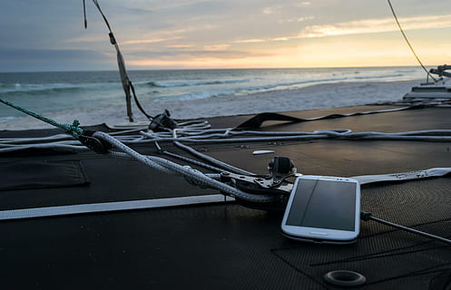 hvit, Samsung Galaxy, s5, slått, tech, wifi, teknologi, kommunikasjon, trådløst, forbindelse, virksomhet, sosial, på nett, enhet, nettverk, mobil, app, skjerm, livsstil, telefon, Strand, hav, vann, solnedgang, celle, smarttelefon, smart, ta på, mobiltelefon, tekster, himmel, transportmiddel, transport, nautisk fartøy, horisont over vann, land, natur, sky - himmel, naturskjønnhet - natur, horisont, skjønnhet i naturen, ingen folk, ro, rolig scene, fortøyd, utendørs, fiskebåt, 5K, CC0, offentlig domene, opphavsrett gratis