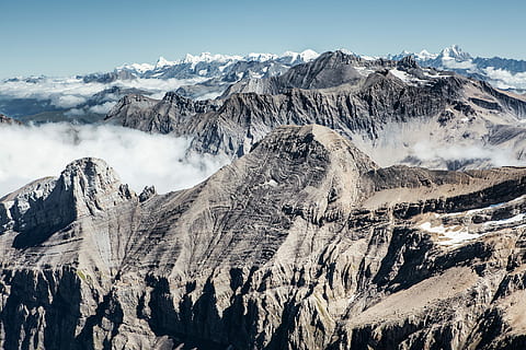 fotografie peisaj, munţi, gri, Munte, timpul zilei, nor, vârf, gamă, drumeții, panoramă, alpin, cer, înalt, peisaj, stâncă, alp, swiss alp, în aer liber, mediu inconjurator, scenice - natura, temperatura rece, de munte, zăpadă, iarnă, frumusețe în natură, varf de munte, un munte acoperit de zăpadă, natură, nor - cer, teren, teren extrem, călătorie, albastru, o scenă liniștită, nici o persoana, gheaţă, Brad, conifer, peisaj dramatic, formare, 2K, CC0, domeniu public, fără drepturi de autor