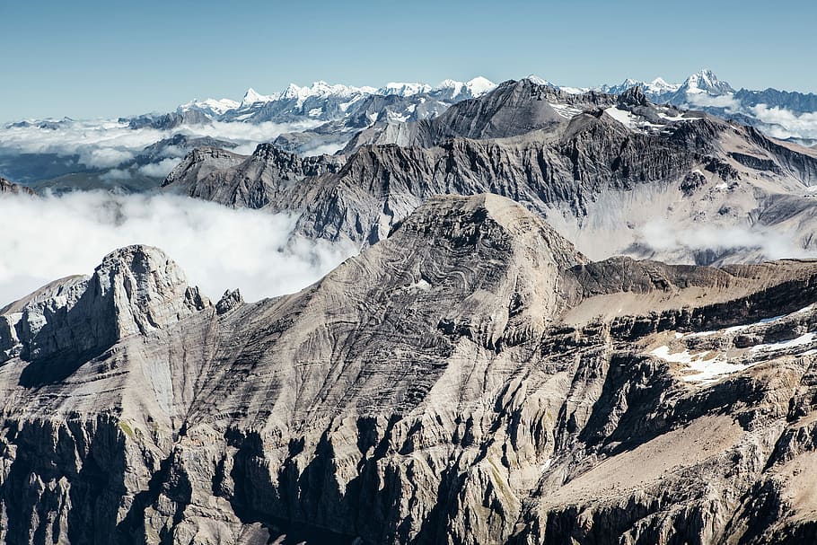 fotografie peisaj, munţi, gri, Munte, timpul zilei, nor, vârf, gamă, drumeții, panoramă, alpin, cer, înalt, peisaj, stâncă, alp, swiss alp, în aer liber, mediu inconjurator, scenice - natura, temperatura rece, de munte, zăpadă, iarnă, frumusețe în natură, varf de munte, un munte acoperit de zăpadă, natură, nor - cer, teren, teren extrem, călătorie, albastru, o scenă liniștită, nici o persoana, gheaţă, Brad, conifer, peisaj dramatic, formare, 2K
