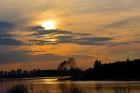 Harbin, keer bekeken, zonsondergang, hemel, wolk - lucht, water, boom, scenics - natuur, silhouet, schoonheid in de natuur, fabriek, meer, natuur, geen mensen, waterkant, architectuur, Oranje kleur, reflectie, kalmte, rustige scène, buitenkant van het gebouw, buitenshuis, romantische hemel, 5K, CC0, publiek domein, royaltyvrij