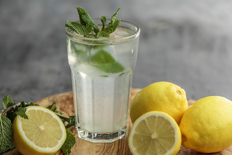 suc de llima, copa, al costat, rodanxes, llimones, clar, llimonades, llimonada, beure, llimona, menta, refrescant, menjar i beguda, menjar, fruita, alimentació saludable, cítrics, refresc, equipament per a la llar, frescor, benestar, herba, vidre, tall, full, fulla de menta - culinària, cap gent, còctel, Lima, mojito, decorar, 5K
