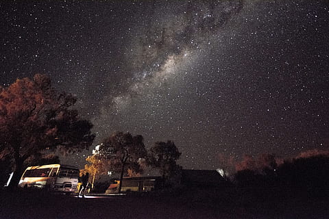 Melkwegweergave, nachtelijke hemel, fotografie, sterren, nachttijd, nacht, ster - ruimte, astronomie, donker, Melkweg, natuur, hemel, verlicht, geen mensen, buitenshuis, ruimte, scenics - natuur, ster, boom, sterrenveld, schoonheid in de natuur, sterrenbeeld, oneindigheid, fabriek, wijze van transport, kalmte, vervoer, ruimte en astronomie, 5K, CC0, publiek domein, royaltyvrij