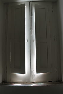 finestra, ombra, finestre, vecchio, controluce, vecchia finestra, porta, in casa, Aperto, interno di casa, stanza domestica, architettura, Entrata, nessuno, costruzione, struttura costruita, giorno, chiuso, luce del sole, abbandonato, Casa, caratteristica della parete, sicurezza, legno - materiale, 4K, CC0, dominio pubblico, privo di copyright
