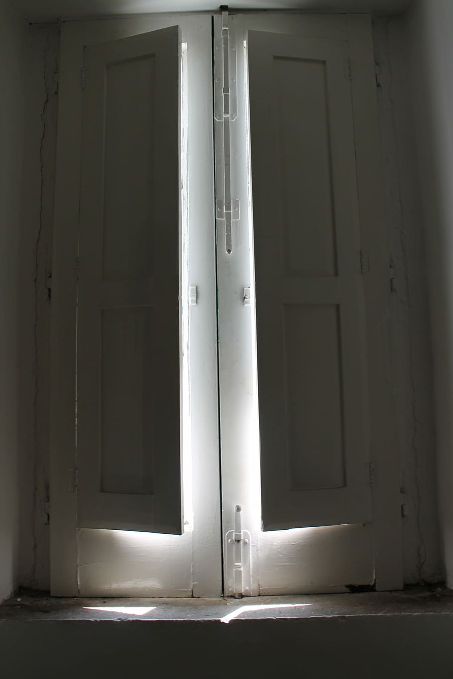 finestra, ombra, finestre, vecchio, controluce, vecchia finestra, porta, in casa, Aperto, interno di casa, stanza domestica, architettura, Entrata, nessuno, costruzione, struttura costruita, giorno, chiuso, luce del sole, abbandonato, Casa, caratteristica della parete, sicurezza, legno - materiale, 4K