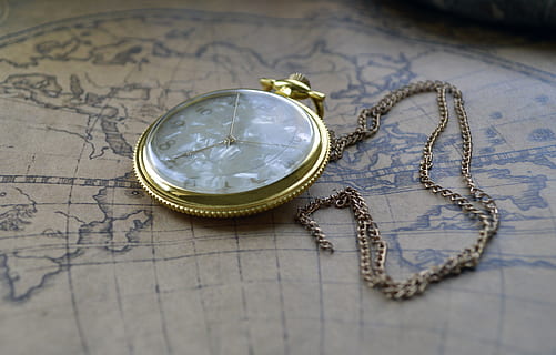 goudkleurige analoge pocket, kijk maar, klok, zak-, kaart, bruin, goud, aan een ketting, binnenshuis, stilleven, antiek, detailopname, geen mensen, hoge hoekmening, zakhorloge, sieraden, tafel, metaal, tijd, financiën, goudkleurig, selectieve aandacht, ketting, keten, retro gestileerd, kosten, luxe, 4K, CC0, publiek domein, royaltyvrij