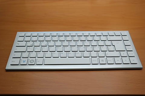 gri, fără fir, masa, tastatură, calculator, intrare, chei, hardware-, scrisori, Atingeți, font, părăsi, periferic, accesorii, dispozitiv periferic, alb, argint, tastatura, tehnologie, laptop, PC, Internet, Afaceri, echipament, birou, cheia computerului, echipamente de calcul, comunicare, tehnologia fără fir, în interior, conexiune, lemn - material, nici o persoana, computere, a închide, studio shot, vedere în unghi mare, un singur obiect, 5K, CC0, domeniu public, fără drepturi de autor