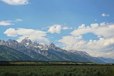 gris, rocós, muntanyes, blanc, ennuvolat, cel, durant el dia, Serra, núvol, muntanya, herba, neu, rang, paisatge, arbres, alpí, naturalesa, fora, grand teton, wyoming, viatge de carretera, teton, escenics - natura, bellesa a la natura, núvol - cel, escena tranquil·la, medi ambient, tranquil·litat, escena no urbana, planta, idíl·lic, cap gent, dia, terra, color verd, geografia física, a l'aire lliure, cim de muntanya, formació, muntanya nevada, 5K, CC0, domini públic, lliure de regalies