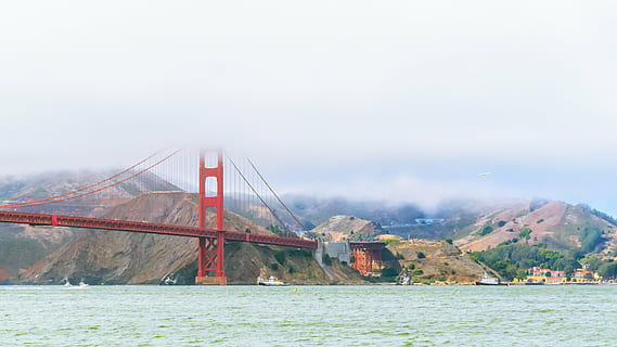 dorado, puente de la puerta, San Francisco, Estados Unidos., nublado, tiempo de día, ver, portón, puente, arquitectura, estructura, azul, cielo, nubes, mar, Oceano, agua, horizonte, enviar, viaje, montaña, Valle, paisaje, tierras altas, árbol, edificios, estructura construida, puente - estructura hecha por el hombre, conexión, transporte, centrarse en primer plano, río, puente colgante, día, destinos de viaje, naturaleza, niebla, turismo, ciudad, bahía, exterior del edificio, bahía de agua, nadie, al aire libre, 4K, CC0, dominio público, libre de derechos