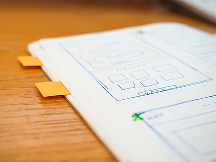 Foto, hvid, printerpapir, tæt på, blå, skitse, papir, notesbog, notesblok, mockups, design, kreativ, forretning, kontor, skrivebord, arbejde, klæbende noter, selektiv fokusering, ingen mennesker, indendørs, træ - materiale, dag, bord, høj vinkel visning, stilleben, dokument, tekst, meddelelse, træ, brev, nummer, matematik, gruppe af objekter, fokus på forgrunden, 4K, CC0, offentligt domæne, royaltyfrie