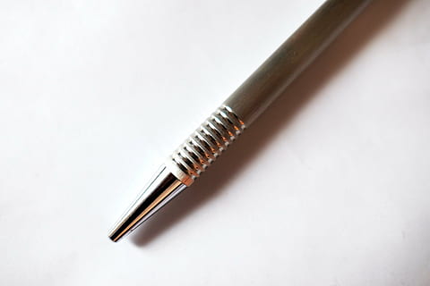 Stift, verlassen, Schreibgerät, Schreibwerkzeug, schreiber, Schreibwaren, Bürozubehör, Metall, Unterschrift, schwarz, Botschaft, Textmarker, Kugelschreiber Tinte, Papier-, Nahansicht, Füller, einzelnes Objekt, Feder, keine Leute, weißer Hintergrund, Studioaufnahme, Tag, drinnen, Schatten, Bildung, Tinte, Einfachheit, Bleistift, kopieren sie platz, Büro, alt, silberfarben, 5K, CC0, gemeinfrei, lizenzfrei