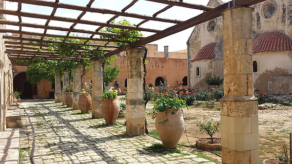 braun, Bodentöpfe, Pflanzen, Gebäude, Kreta, Kloster, Pergola, Patch, die Architektur, gebaute Struktur, Gebäudehülle, Pflanze, Tag, keine Leute, Natur, Topfpflanze, Bogen, Wachstum, alt, draußen, Stadt, Wohngegend, architektonische Säule, Sonnenlicht, Geschichte, die Vergangenheit, Haus, Hof, Blumentopf, Gasse, 4K, CC0, gemeinfrei, lizenzfrei
