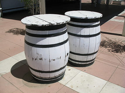 barrils, blanc, barra, barril, alcohol, dia, cap gent, ombra, a l'aire lliure, Keg, cilindre, llum solar, contenidor, naturalesa, sendera, material de fusta, vista d’angle alt, carrer, ciutat, arquitectura, animal, Color blanc, beure, Indústria alimentària i de begudes, color negre, 2K, CC0, domini públic, lliure de regalies