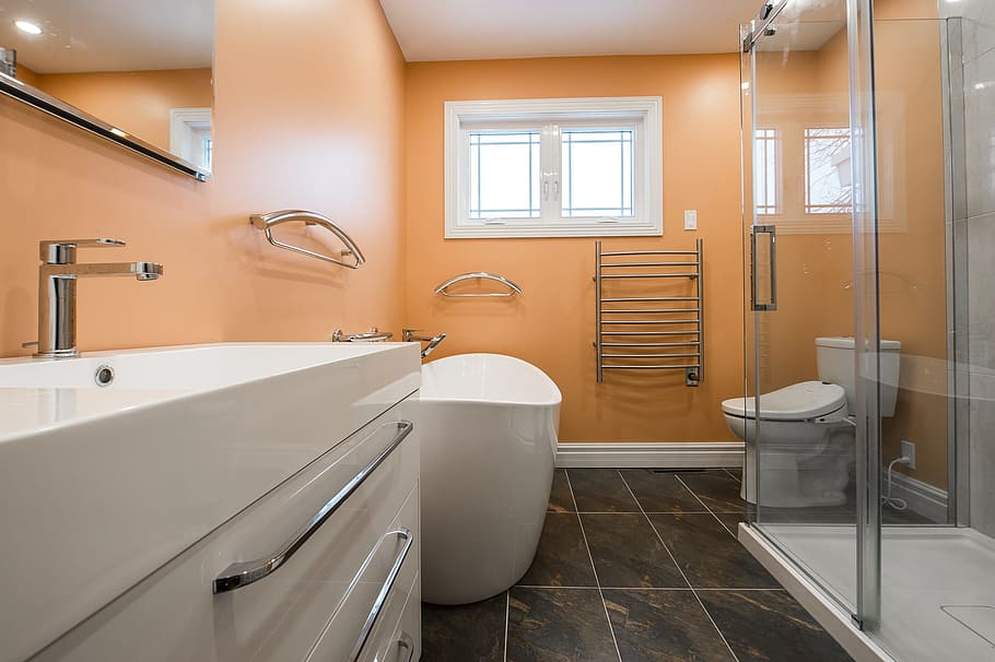 bílá keramická vana, koupelna, renovace, interiér, design, moderní, Domov, domácí místnost, dřez, podlaha, uvnitř, domácí koupelna, domácí interiér, kohoutek, dlaždice, vybavení domácností, luxus, vana, okno, kachličková podlaha, interiér domácí prezentace, bohatství, zrcadlo, nábytek, nikdo, skříň, ocel, čistý, 1080P