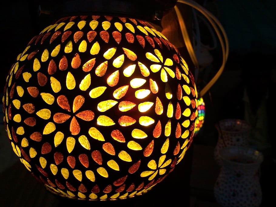 art, llums, nit, fosc, resum, llum de fons, bonic, brillant, celebració, decoració de Nadal, llums de Nadal, colorit, decoració, disseny, llum elèctrica, Festival, vidre, or, artesania, fet a mà, interior de casa, il·luminat, il·lustració, decoració interior, llum, pantalla de llum, llanterna, llum i ombra, encès, patró, religió, acabar, tradicional, equips d’il·luminació, art i artesania, a l'interior, cap gent, primer pla, creativitat, centrar-se en primer pla, color taronja, multicolor, electricitat, motiu floral, 2K