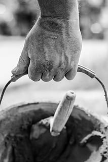 Arbeit, Ansteckung, menschliche Hand, eine Person, Fokus auf den Vordergrund, Hand, Männer, echte Menschen, Nahansicht, halten, menschliches Körperteil, Tag, Lebensstile, Fisch, Angeln, Natur, Wasser, Aktivität, draußen, nicht erkennbare Person, Freizeitbeschäftigung, Finger, Fischfang, 2K, CC0, gemeinfrei, lizenzfrei