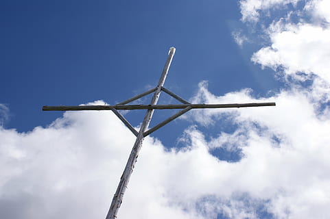 cel, creu, núvols, blau, creu de cim, muntanyes, objectiu, visió, naturalesa, estiu, objectiu aconseguit, vista d’angle baix, dia, núvol - cel, generació de combustible i energia, cap gent, turbina, energia renovable, conservació del medi ambient, aerogenerador, a l'aire lliure, energia eòlica, energia alternativa, medi ambient, tecnologia, indústria, material de fusta, metall, directament a sota, 4K, CC0, domini públic, lliure de regalies