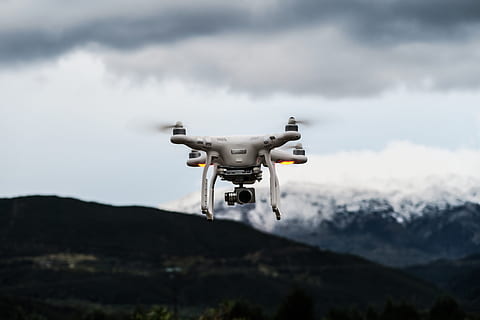 yükselen, dJI, fantom, 3, profesyonel, erkek arı, kamera, bulutlar, gökyüzü, video, kayıt, beyaz, havadaki, uçan, gözetim, bulut - gökyüzü, dağ, teknoloji, doğa, hareket, güvenlik, kamera - fotoğrafik donanımlar, insansız, fotoğrafçılık temaları, medya ekipmanı, dağ silsilesi, gün, manzaralar - doğa, seyahat, taşımacılık, uğursuz, 5K, CC0, kamu malı, telif ücretsiz