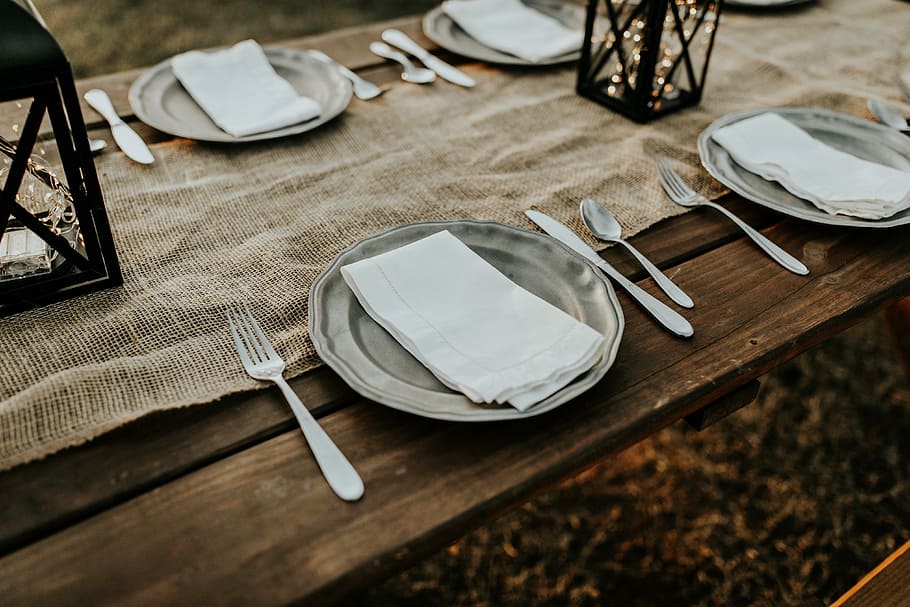 plaques d’acer inoxidable, blanc, tovallola de paper, gris, placa, coberts, conjunt, al costat, utensili per menjar, estri de cuina, taula, forquilla, cullera, natura morta, material de fusta, equipament per a la llar, cap gent, ganivet de taula, ganivet, menjar i beguda, a l'interior, tovalló, menjar, primer pla, configuració de lloc, tèxtil, centrar-se en primer pla, configuració, plat buit, 4K