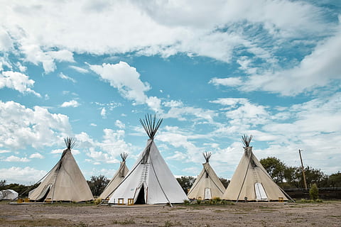fem, tippi telte, dag tid, tiki telt, cirrus skyer, Camping, Sky, himmel, træ, telt, sky - himmel, dag, ingen mennesker, arkitektur, natur, jord, bygget struktur, Mark, udendørs, landskab, plante, bygning udvendig, blå, miljø, sollys, hvid farve, transportmidler, græs, sejlbåd, 5K, CC0, offentligt domæne, royaltyfrie