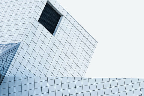 edificio de vidrio blanco, arquitectura, edificio, infraestructura, diseño, agujero, rascacielos, ventana, edificio de oficinas, negocio, moderno, estructura construida, fachada, exterior del edificio, vista de ángulo bajo, oficina, edificio de oficinas exterior, cielo, ciudad, material de vidrio, nadie, cielo limpio, día, torre, modelo, naturaleza, altura maxima, financiar, al aire libre, 4K, CC0, dominio público, libre de derechos