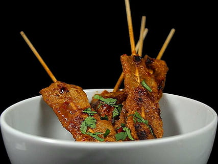 sate, storfekjøtt, grillet, drikke, mat, mat og Drikke, nærbilde, svart bakgrunn, studio skudd, innendørs, asiatisk mat, friskhet, klar til å spise, velvære, ingen folk, spisepinner, kjøtt, spyd, stekt, sjømat, tallerken, spise sunt, stilleben, kinesisk mat, pinne - plantedel, fristelse, 720P, CC0, offentlig domene, opphavsrett gratis