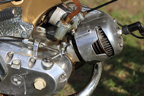 Nizozemí, woerden, moped, motor, puch, kov, způsob dopravy, detail, přeprava, nikdo, zaměřit se na popředí, části vozidla, pozemního vozidla, stroje, technologie, auto, den, zařízení, motorové vozidlo, strojní část, světlomet, venku, stacionární, stříbrné barvy, chrom, 5K, CC0, veřejná doména, bez autorských práv