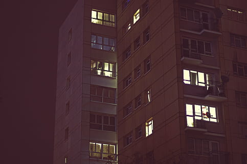 pisos, edificio, noche, plano, moderno, arquitectura, construcción, inmuebles, luces, ventana, alojamiento, residencial, casa, proyecto, estructura construida, exterior del edificio, nadie, vista de ángulo bajo, iluminado, ciudad, al aire libre, fotograma completo, naturaleza, material de vidrio, oficina, reflexión, altura maxima, antecedentes, apartamento, 4K, CC0, dominio público, libre de derechos