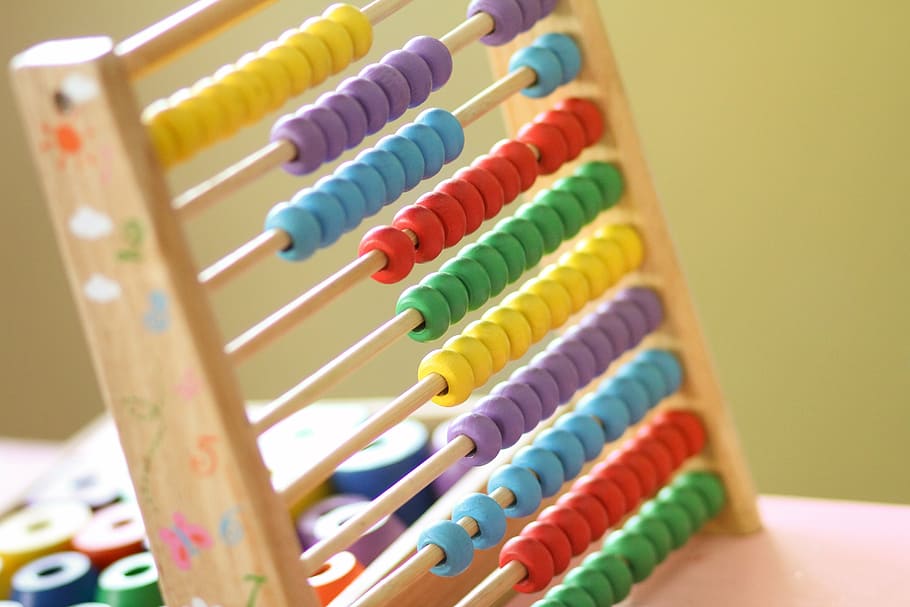 abaco multicolore, abaco, calcolo, aula, contare, contatore, bambini, matematica, matematico, multicolore, nessuno, avvicinamento, in casa, giorno, di fila, formazione scolastica, ordine, girato in studio, grande gruppo di oggetti, messa a fuoco selettiva, legno - materiale, sfondo colorato, giocattolo, Oggetto creato dall'uomo, apprendimento, scelta, fatto dall'uomo, 5K