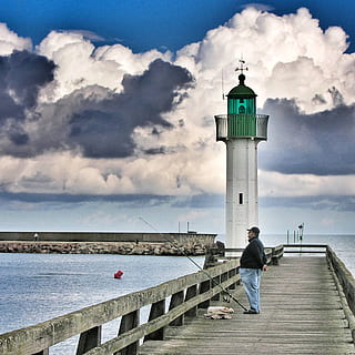 far, cel, blau, núvols, aigua, platja, torre, mar, web, peix, anlegstelle, onada, moll, port, embarcador, drama, llac, aigües, dramàtica, endavant, núvol - cel, arquitectura, estructura construïda, direcció, persones reals, una persona, homes, exterior de l'edifici, naturalesa, horitzó sobre l’aigua, orientació, edifici, a l'aire lliure, 1080P, CC0, domini públic, lliure de regalies