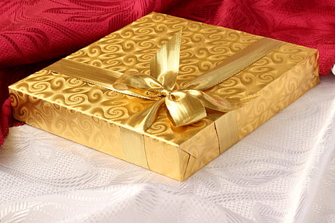 caixa d’or, cinta, blanc, tèxtil, regal, Caixa, present, fons, recreació, nas, Nadal, aniversari, imprès, decoració, paquet, sorpresa, celebració, daurat, rares, dia, Sant Valentí, vermell, la croada, luxe, fusta, groc, temporada, amor, curs, cinta: objectes de cosir, patró, caixa-contenidor, esdeveniment, arc, a l'interior, regal de Nadal, contenidor, llaç de llaç, vista d’angle alt, paper, primer pla, paper de regal, Caixa de regal, 4K, CC0, domini públic, lliure de regalies