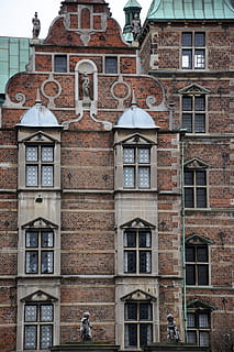 Fassade, Backstein, alt, Wand, Gebäude, Konstruktion, Block, die Architektur, städtisch, Haus, Fenster, Stadt, Eigentum, Gebäudehülle, gebaute Struktur, Tag, Flachwinkelansicht, draußen, keine Leute, Wohngegend, Ziegelwand, Geschichte, Kommunikation, Text, die Vergangenheit, 5K, CC0, gemeinfrei, lizenzfrei