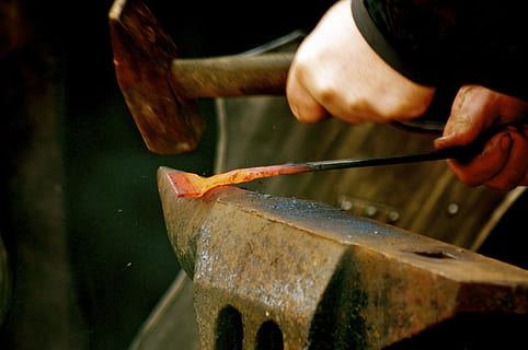 person svejsning, metal, Hammer, ambolt, ild, jern, smede, grovsmed, form, hed, gløder, glød, våben, middelalderen, værksted, bygge, bøjning, hånd, arbejde, håndværk, arbejder, Manuel arbejder, arbejdsværktøj, industri, menneskelig hånd, udstyr, beskæftigelse, stål, herrer, menneskelig kropsdel, en person, bedrift, mad, fisk, mad og drikke, forberedelse, friskhed, tæt på, hvirveldyr, uigenkendelig person, fisk og skaldyr, kropsdel, vand, 4K, CC0, offentligt domæne, royaltyfrie