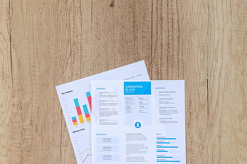 dwa, biały, przesyłki pocztowe, brązowy, płyta, finanse, dokument, wykres, powyżej, tło, pusty, biznes, Kawa, komputer, Kopiuj, copyspace, Puchar, dane, biurko, pulpit, budżetowy, Informacja, inwestycja, spotkanie, wiadomość, Uwaga, notatnik, gabinet, Podkładka, strona, papier, Papierkowa robota, długopis, ołówek, arkusz, przestrzeń, statystyki, Dostawa, stół, tekstura, widok z góry, drewno, drewniany, praca, Miejsce pracy, pisać, Edukacja, drewno - materiał, Bezpośrednio powyżej, wewnątrz, wysoki kąt widzenia, żadnych ludzi, tekst, martwa natura, pismo zachodnie, zbliżenie, porozumiewanie się, organizacja, ziarno drewna, raport, 5K, CC0, domena publiczna, darmowe zdjęcia