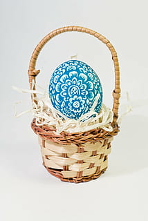 eieren, ei, Paas eieren, paasei, Pasen, decoratie, kerst decoratie, gewoonte, kerstversieringen, easter egg schilderij, de lente, de traditie van, gekleurde, pasen symbool, kleur, mand, houder, witte achtergrond, binnenshuis, studio opname, vlechtwerk, patroon, geen mensen, stilleven, detailopname, kunst en ambacht, creativiteit, ambacht, blauw, viering, uitknippen, enkel object, ontwerp, voedsel, 2K, CC0, publiek domein, royaltyvrij