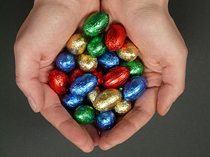 chocolates, persona, palma, huevos de Pascua, Pascua de Resurrección, dulzura, picar, chocolate, mano, manos, dedo, vistoso, color, hoja de plata, papel de estaño, comer, comida, mano humana, parte del cuerpo humano, una persona, multi color, participación, comida y bebida, variación, de cerca, adentro, elección, gran grupo de objetos, foto de estudio, abundancia, parte del cuerpo, brillante, fondo negro, alimentación saludable, manos ahuecadas, uña, lujo, 2K