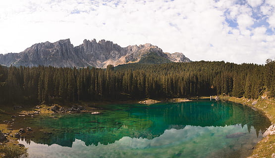 verde, foresta, corpo, acqua, giorno, circondato, alto, albero, foresta verde, lago, riflessione, montagna, nube, natura, Paesaggi, paesaggio, all'aperto, bellezza nella natura, catena montuosa, cielo, blu, Parco Nazionale, estate, nessuno, la tranquillità, scenics - natura, scena tranquilla, nuvola - cielo, scena non urbana, pianta, idilliaco, lungomare, formazione, Pino, albero di conifere, 8K, CC0, dominio pubblico, privo di copyright