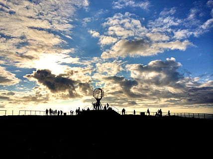 tramonto, nuvole, capo nord, Norvegia, cielo, nuvola - cielo, silhouette, natura, architettura, struttura costruita, gruppo di persone, scenics - natura, luce del sole, all'aperto, persone accessorie, bellezza nella natura, attività di svago, grande gruppo di persone, colore arancione, Inquadratura dal basso, la tranquillità, scena tranquilla, 2K, CC0, dominio pubblico, privo di copyright