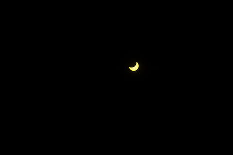 gerhana matahari, bulan, malam, ruang, astronomi, langit, menyalin ruang, keindahan di alam, tidak ada orang, fenomena alam, alam, scenics - alam, sabit, ketenangan, adegan yang tenang, tampilan sudut rendah, di luar rumah, gerhana, gelap, perbintangan, eksplorasi ruang angkasa, bulan planet, ruang dan astronomi, sinar bulan, 2K, CC0, domain publik, bebas royalti