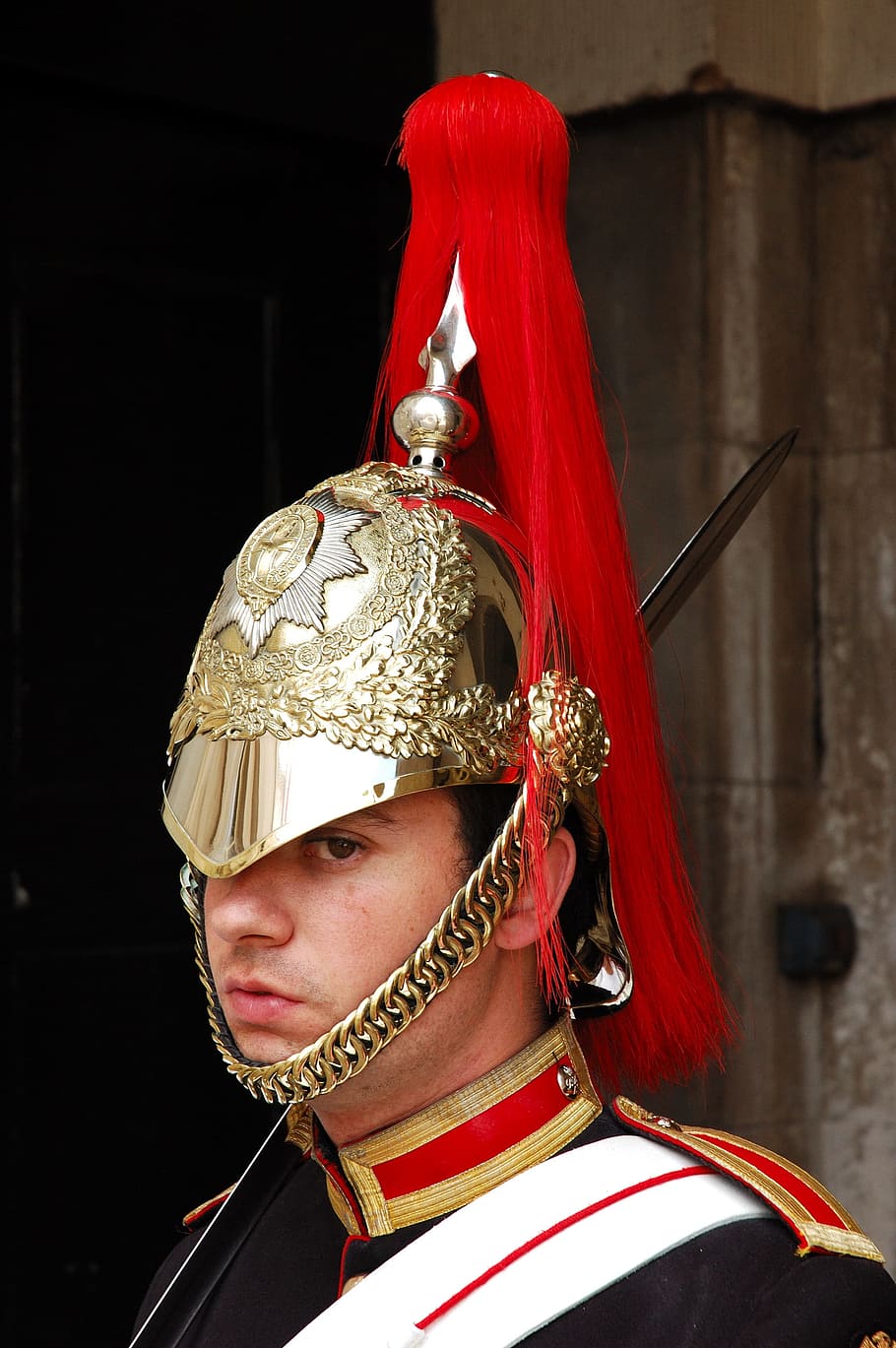 soldat, vermell, soldat, vermell, cultures, forces Armades, gent, guarda d'honor, història, militar, vestit d’armadura, espasa, guerrer, exèrcit, homes, medieval, arma, cavaller - persona, disfresses d’època, reialesa, una persona, roba, barreteria, retrat, tirada al cap, a l'interior, centrar-se en primer pla, roba tradicional, arquitectura, el passat, persones reals, disfressa, toc, govern, uniforme, 2K
