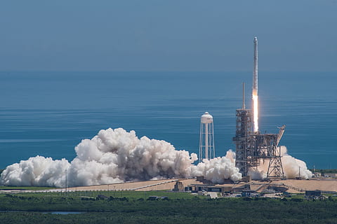 SpaceX, lansa, spaţiu, viitor, tehnologie, industrie, fabrică, fumul - structura fizică, poluare, stack de fum, poluarea aerului, cer, probleme de mediu, exteriorul clădirii, construită, zi, natură, nici o persoana, arhitectură, ştiinţă, mediu inconjurator, combustibil și generarea de energie electrică, în aer liber, rachetă, nor - cer, turn de racire, 1080P, CC0, domeniu public, fără drepturi de autor
