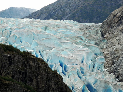 nærbillede foto, klippeformationer, landskabsfotografering, bjerge, gletscher, is, sne, kold, blå, klima forandring, natur, Tongass National Forest, alaska, smelte, herbert glacier, bjerg, kold temperatur, klippe, landskab, skønhed i naturen, miljø, rock-objekt, ro, vinter, fjern, scenics - natur, dag, solid, udendørs, ingen mennesker, rolig scene, formation, smeltning, eroderet, renhed, 4K, CC0, offentligt domæne, royaltyfrie