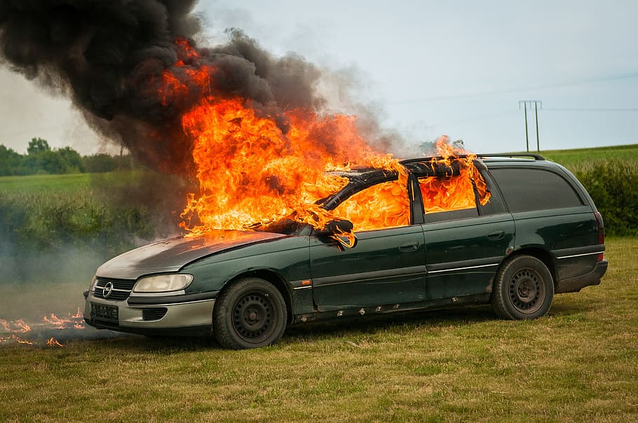 verd, camioneta, cremant, camp de gespa, durant el dia, gespa verda, foc, extinció, extingir, bomber, cotxe, flama, calor - temperatura, destrucció, espatllat, automòbil, manera de transport, transport, fum - estructura física, foc - fenomen natural, vehicle terrestre, naturalesa, dia, accidents i desastres, planta, a l'aire lliure, accident de cotxe, signe, 4K