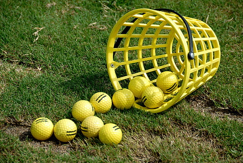 žlutá, golfové míčky, přízemní, během dne, košík, praxe, dojezd, míč, golf, tráva, sport, venku, aktivní, klub, letní, pole, hra, chod, volný čas, životní styl, hrát si, trávník, zelená, zařízení, aktivita, rozsah, rekreace, nikdo, Ozubené kolo, kurz golfu, rostlina, ovoce, citrusové ovoce, den, citrón, Příroda, jídlo, skupina objektů, Zdravé stravování, kontejner, zelená barva, vysoký úhel pohledu, 4K, CC0, veřejná doména, bez autorských práv