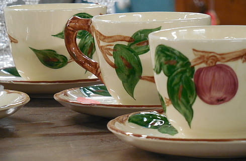 tre, frutta bianco-verde-rossa, a tema, ceramica, tazze da tè, bianca, verde, frutto rosso, tazza di tè, tè, tazza, bere, bevanda, porcellana, caffè, bar, boccale, cucina, prima colazione, cibo, vuoto, pulito, rinfresco, Cina, mattina, semplice, rosso, colore, antico, tavolo, colorato, frutta, Vintage ▾, retrò, vecchio, design, classico, stile, decorazione, decorativo, casa, modello, tradizionale, nostalgia, floreale, primavera, cibo e bevande, in casa, nessuno, piattino, tè - bevanda calda, avvicinamento, natura morta, mangiare sano, foglia, parte vegetale, freschezza, benessere, erba, vasellame, foglia di menta - culinaria, teiera, 4K, CC0, dominio pubblico, privo di copyright