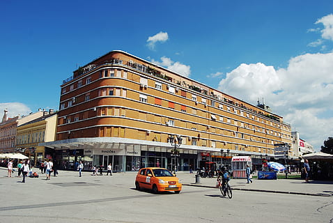 groc, 5 portes, Cabina trasera de 5 portes, carretera, marró, edifici, durant el dia, taronja, gent, arquitectura, escena urbana, carrer, estructura construïda, exterior de l'edifici, vida de ciutat, ciutat, editorial, lloc famós, Anglaterra, núvol - cel, cel, persones incidentals, transport, cotxe, manera de transport, destinacions de viatge, naturalesa, automòbil, dia, multitud, carrer de la ciutat, viatjar, grup de persones, a l'aire lliure, exterior d’edifici d’oficines, consumisme, 4K, CC0, domini públic, lliure de regalies