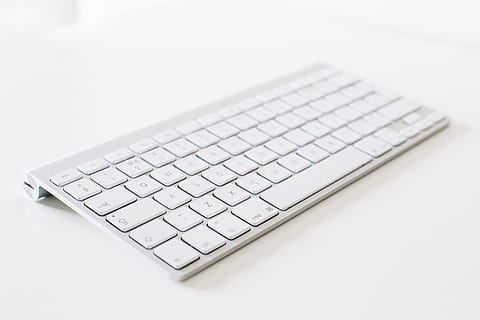 teclat, apple, mac, poma, mac, sol objecte, tir de l'estudi, fons blanc, teclat d’ordinador, primer pla, cap gent, ordinador, equips informàtics, tecnologia, comunicació, a l'interior, tecnologia sense fils, part de l’ordinador, connexió, Internet, portàtil, tallar, xarxa d’ordinadors, clau d’ordinador, color plata, 5K, CC0, domini públic, lliure de regalies