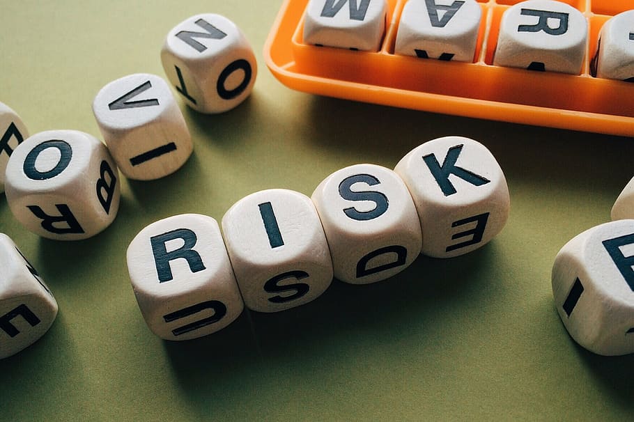 quatre, La carta de risc en blanc i negre es talla, risc, paraula, lletres, boggle, joc, nombre, joguina, enfocament selectiu, primer pla, plàstic, tir de l'estudi, cap gent, fons de colors, calculadora, xifres financeres, natura morta, a l'interior, text, carta, cultura i entreteniment artístic, grup d'objectes, forma, vista d’angle alt, relaxació, guió occidental, oportunitat, taula, negocis, en fila, alfabet, activitat d'oci, joc d'atzar, 2K